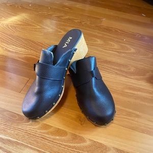 MIA clogs. Lightweight